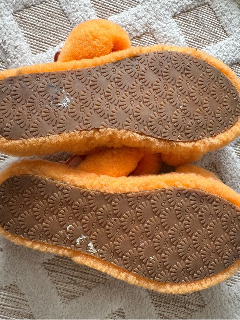 UGG Oh Yeah Fluff Slide Sandal - Orange Shearling Pre Owned Girls Size 4